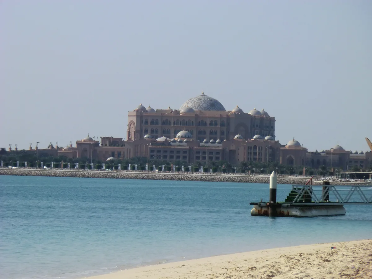 Abu Dhabis Küste mit Emirates Palace