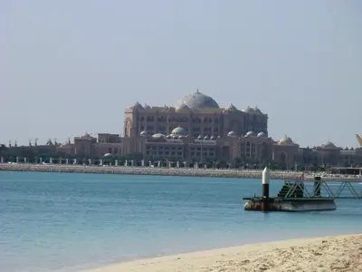 Blick über das Wasser auf das Emirates Palace in Abu Dhabi