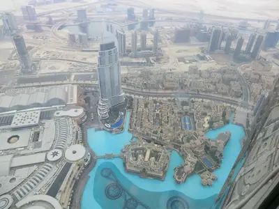 Blick vom Burj Khalifa auf Downtown Dubai, Wasserbecken und Hochhäuser