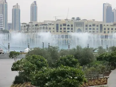 Wasserfontänen vor Souk Al Bahar und Hochhäusern in Downtown Dubai