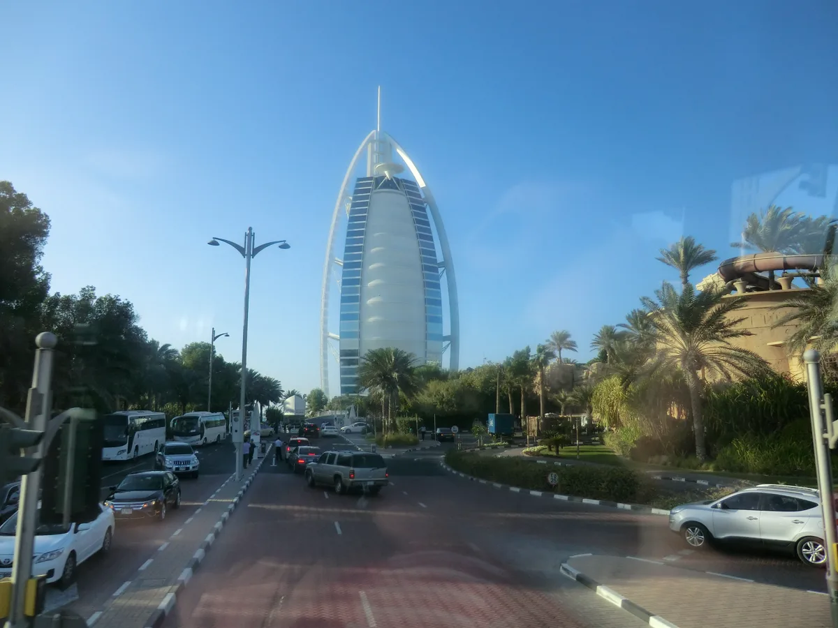 Burj Al Arab zwischen Palmen und Straße