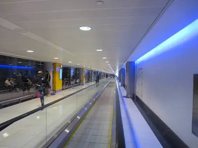 Laufband in einem Flughafen-Terminal der Vereinigten Arabischen Emirate