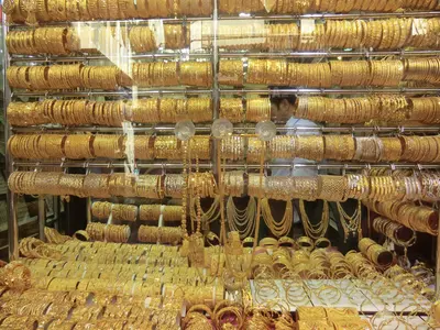 Goldene Armreifen und Schmuck in einer Auslage im Gold-Souk von Dubai