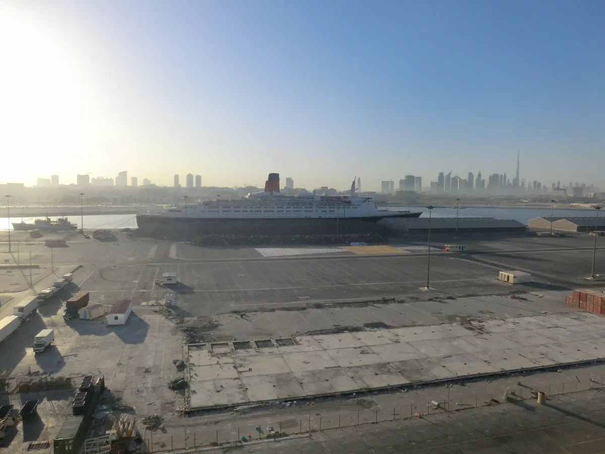 Hafenansicht mit Dubai-Skyline