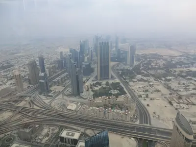 Luftblick über Hochhäuser, Straßen und Wohnviertel in Dubai
