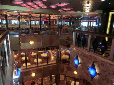 Besucherin in langem Kleid zwischen Goldgeschäften in einem Souk in Dubai