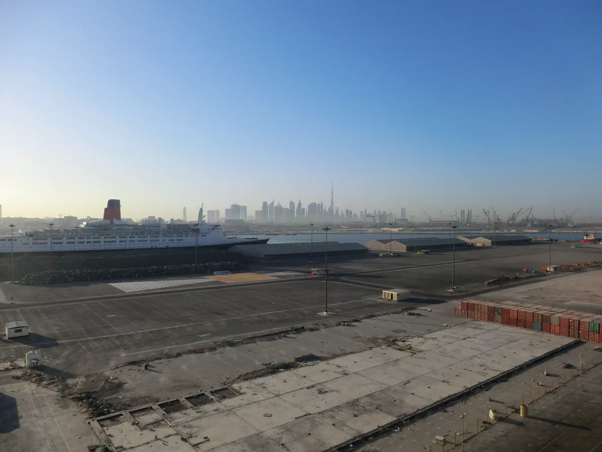 Kreuzfahrthafen Mina Rashid und Skyline von Dubai