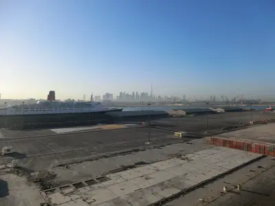 Hafengelände von Mina Rashid mit der Queen Elizabeth 2 und Dubais Skyline im Hintergrund