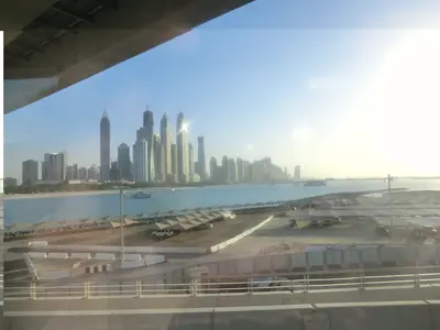 Blick über das Wasser auf die Hochhäuser an Dubais Küste