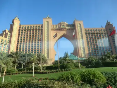 Atlantis-Hotelgebäude auf Palm Jumeirah mit Gartenanlage