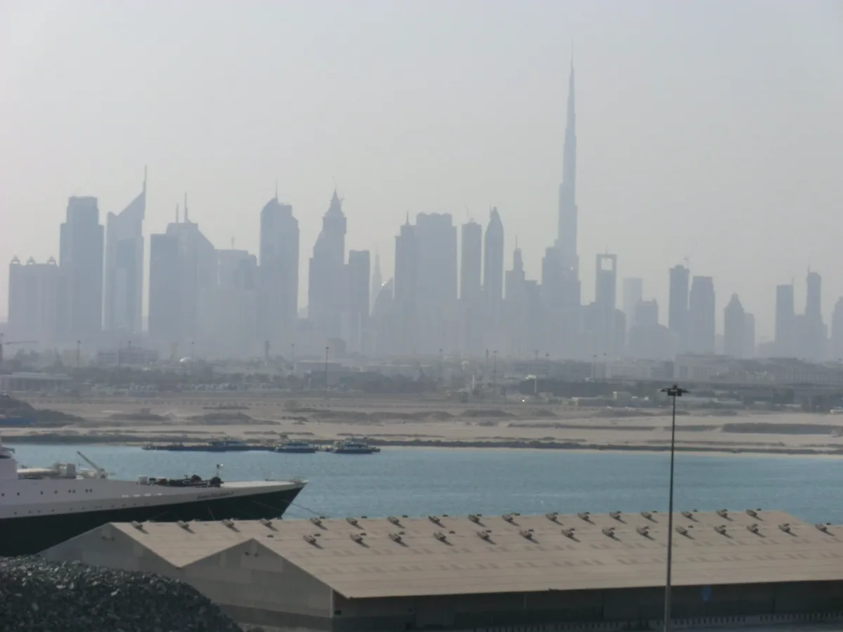 Dubais Skyline am Wasser