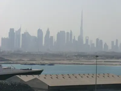 Blick über das Wasser auf die Skyline von Dubai