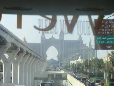Mehrspurige Straße auf Palm Jumeirah mit Atlantis im Hintergrund