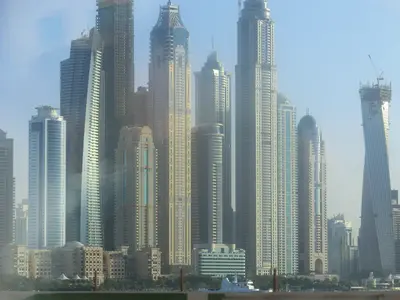Hochhäuser an der Dubai Marina in Küstennähe von Palm Jumeirah