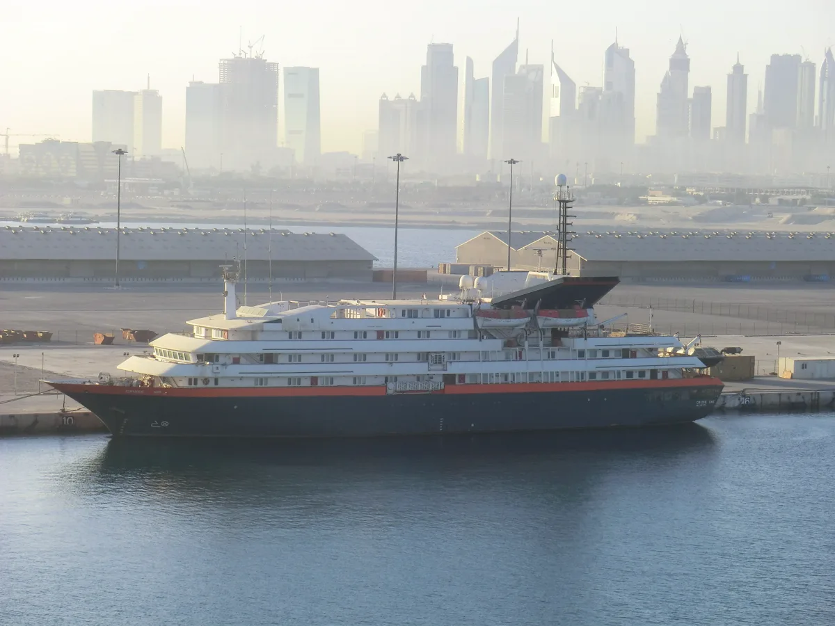 Yacht im Hafen von Dubai