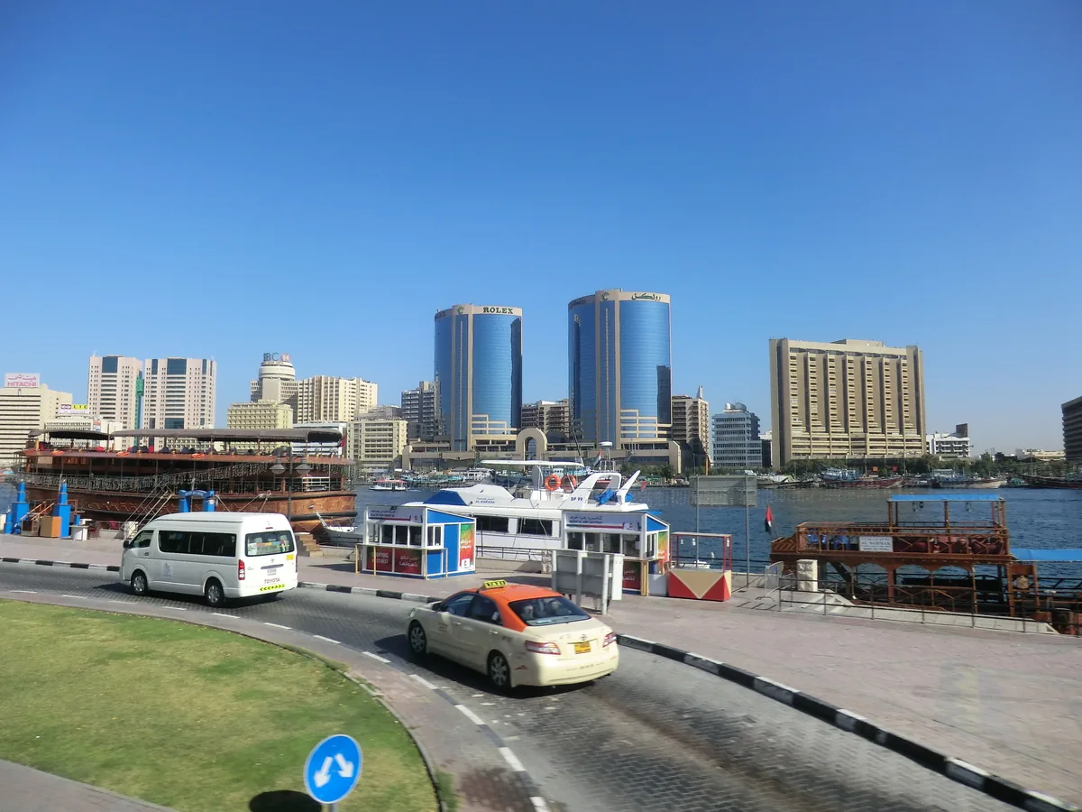 Dubai Creek mit Taxi, Kleinbus und Booten