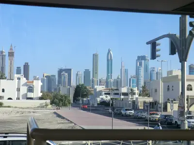 Wohnstraße und Stadtverkehr vor der Hochhaus-Skyline von Dubai