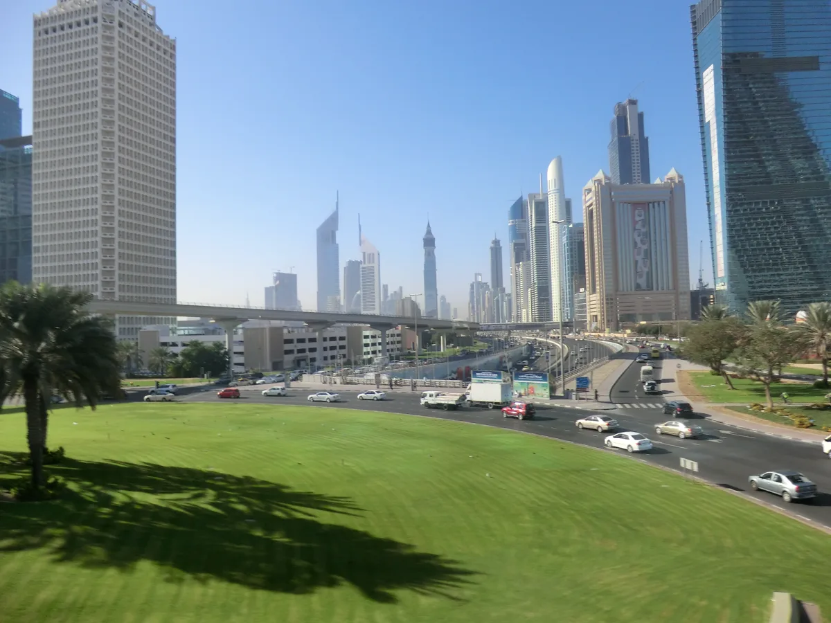 Dubai mit Skyline und Sheikh Zayed Road