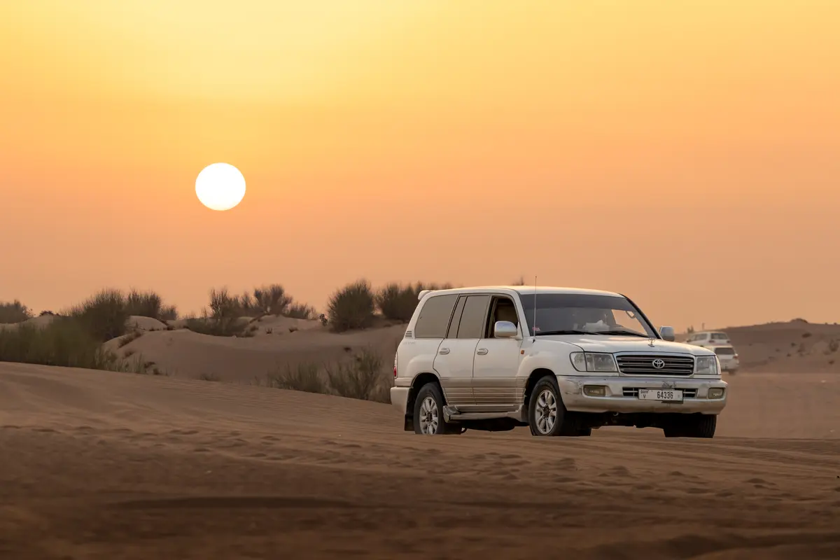 Geländewagen in den Dünen bei Dubai