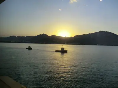 Hadschar-Gebirge im Abendlicht an der Küste von Khor Fakkan