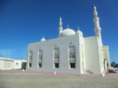 Weiße Moschee mit Kuppeln und Minaretten in Khor Fakkan im Emirat Sharjah