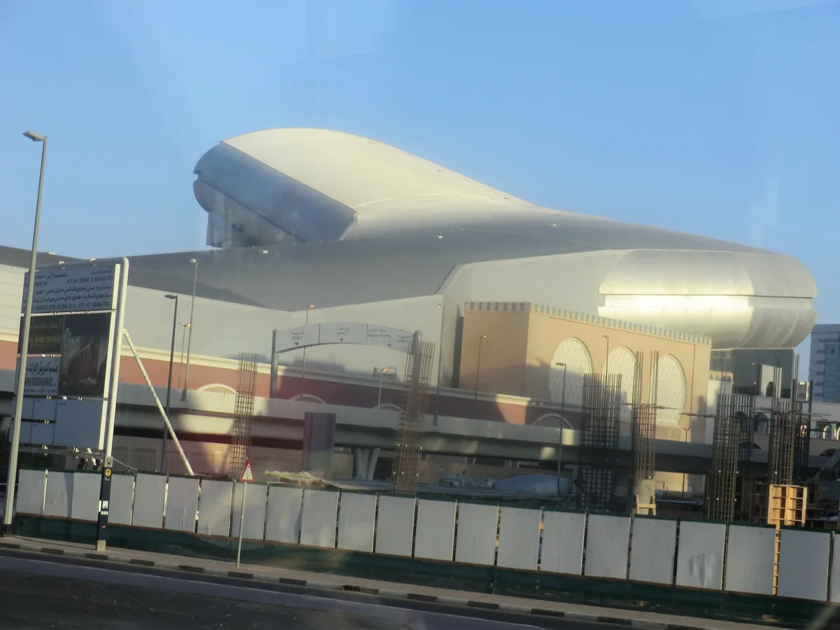 Markante Hallendachkonstruktion eines Gebäudekomplexes in Dubai