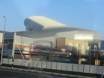 Gebäudekomplex in Dubai mit großer geschwungener Hallendachkonstruktion