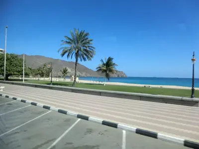 Straße und begrünte Corniche am Meer in Khor Fakkan in den Vereinigten Arabischen Emiraten