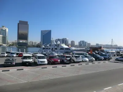 Hafen mit Jacht und moderner Stadtansicht in den Vereinigten Arabischen Emiraten