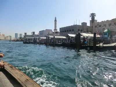 Ufer mit Jacht und moderner Stadtansicht in den Vereinigten Arabischen Emiraten