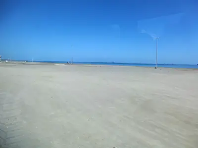 Flache sandige Küste am Meer bei Khor Fakkan in den Vereinigten Arabischen Emiraten